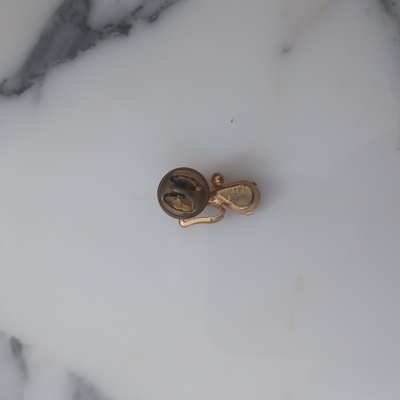 January birthstone angel pin yellow gold tone with deep red stone/crystal - Picture 2 of 9